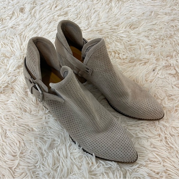Dolce Vita Simon heel Bootie Pointed Toe Perforated Taupe Suede Buckle SZ 9.5 - Picture 1 of 11